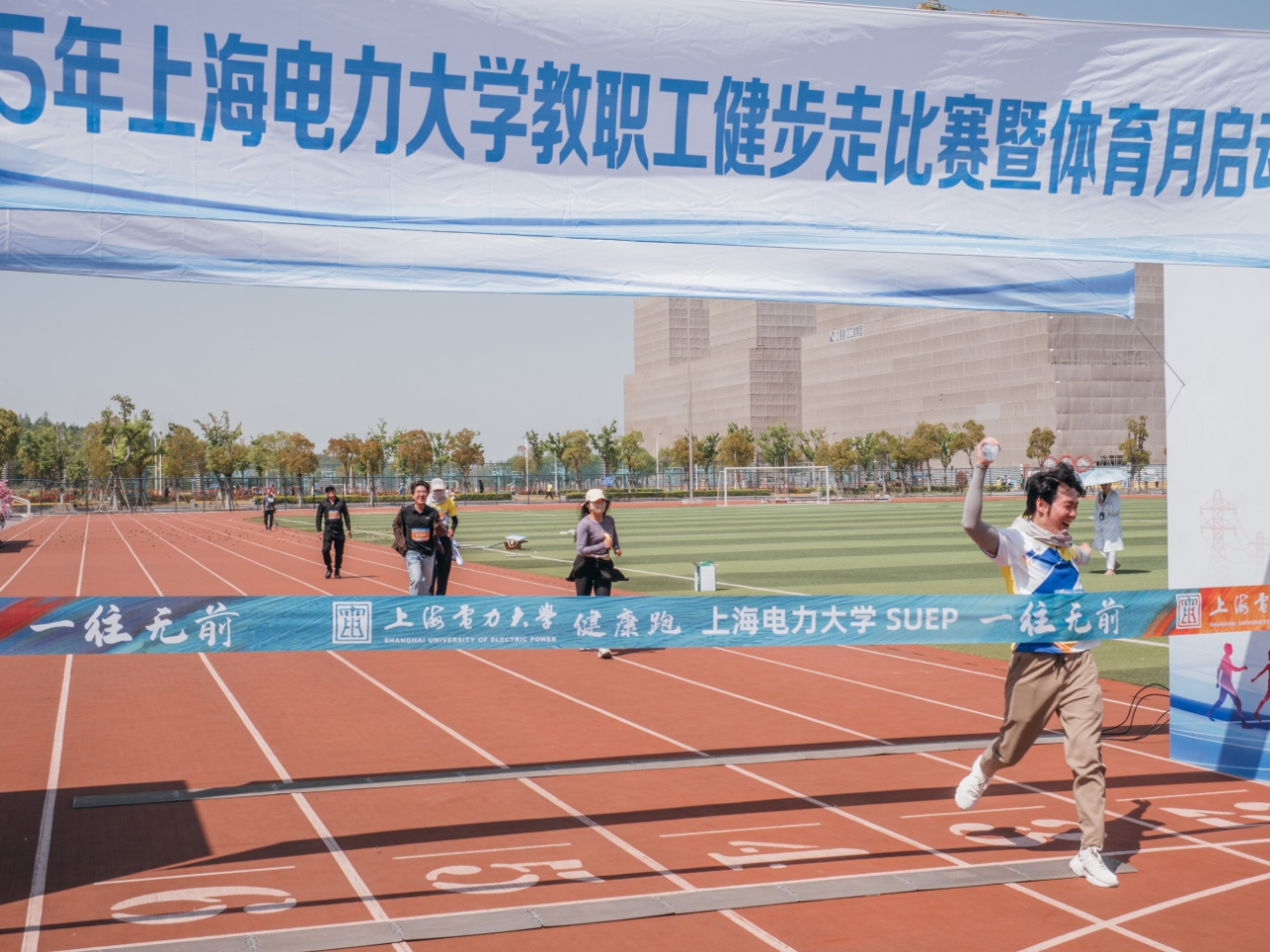 《上海科技报》上海电力大学体重管理训练营正式开营 首日启动多维健康评估助力科学减重