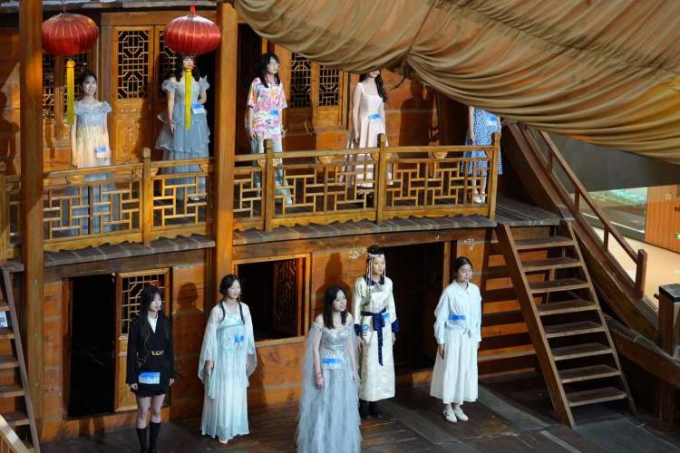 《新闻晨报》中国航海博物馆首次开放夜间专场！上海电力大学学生现场“播报”航海故事