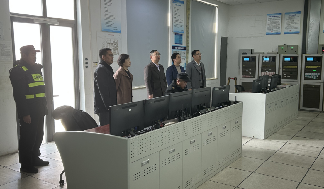 校领导春节前夕慰问一线值班人员