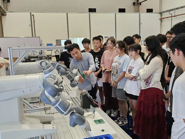 《上海教育》​上海电力大学：以“AI+能源电力”人才培养新模式，赋能临港新片区人工智能产业需求 | 人工智能赋能高等教育