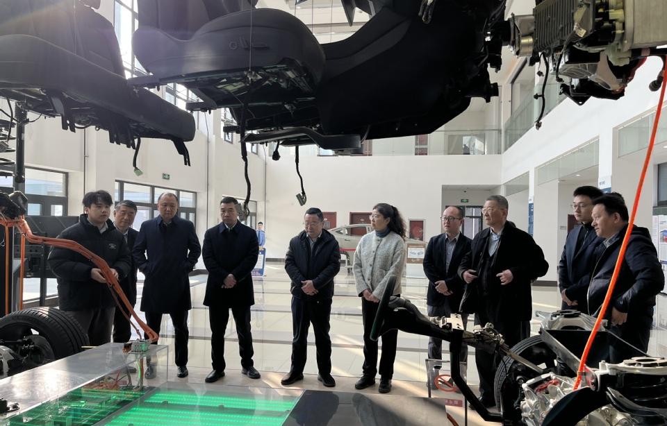 上海临港产业大学2025年度校务委员会在我校未来能源创享中心召开