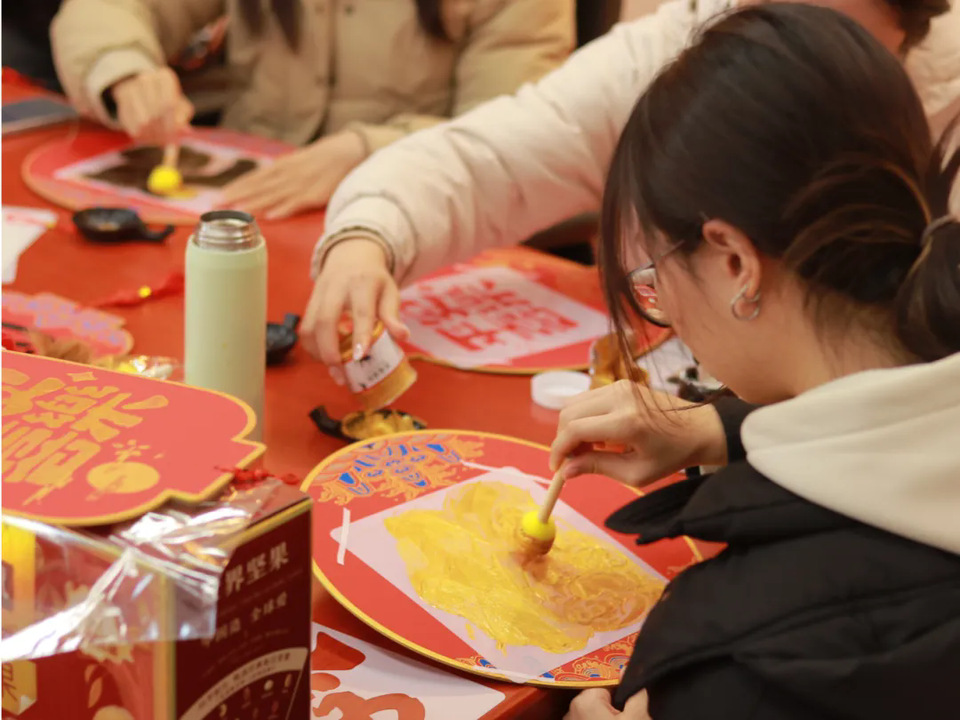 《第一教育》年味拉满不“打烊”，沪上高校留校师生这样过年