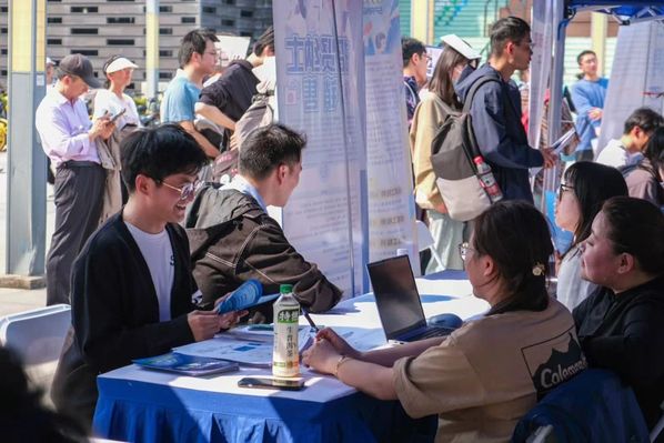 《东方教育时报》搭建就业桥梁，开启职场新程：临港五校招聘会在上海电力大学举行